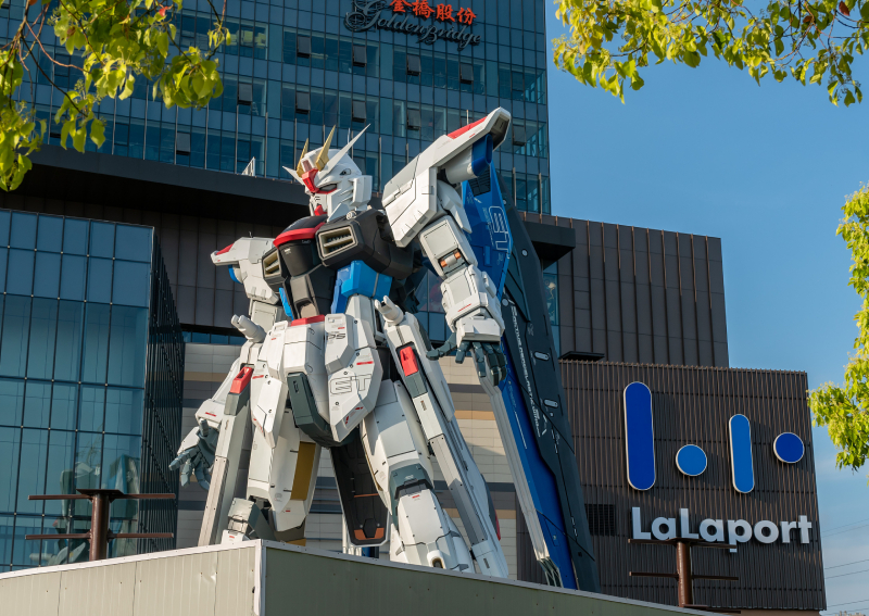 strike freedom gundam statue